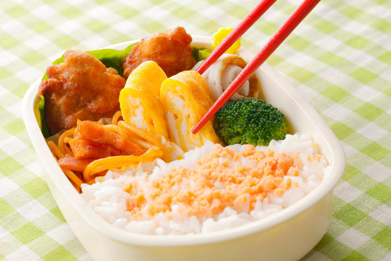 1．平日はお弁当方式, 2． 休日は麺類で手間抜き, 3．疲れたときはセルフおにぎり, 手を抜く＝悪じゃない！自分をラクにする工夫を