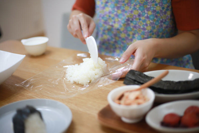 1．平日はお弁当方式, 2． 休日は麺類で手間抜き, 3．疲れたときはセルフおにぎり, 手を抜く＝悪じゃない！自分をラクにする工夫を
