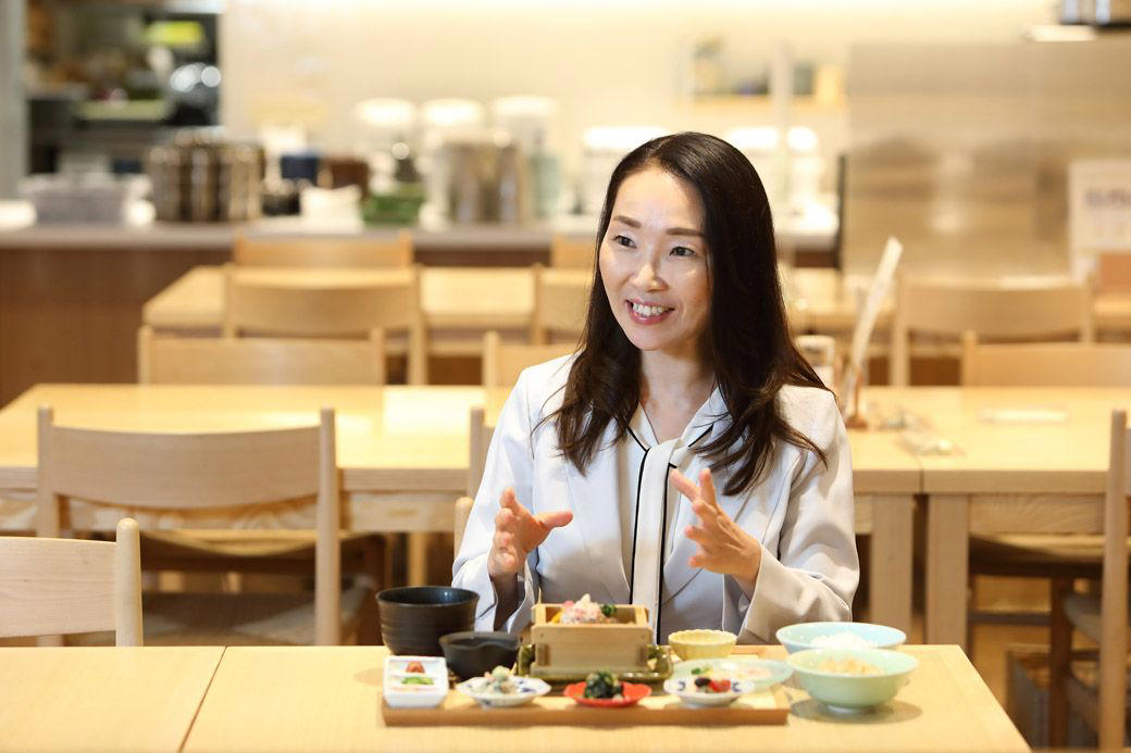 お代わりが止まらない謎の食堂, 家電メーカーが挑んだ「体験価値創造」マーケティング, 25台の炊飯器が毎日フル回転！, 「取扱説明書通り」に炊くことの重要性, ごはんが引き立つおかず選びも, セールスプロモーションから始まった食堂, 「家電メーカーの食堂」だから成功できたワケ