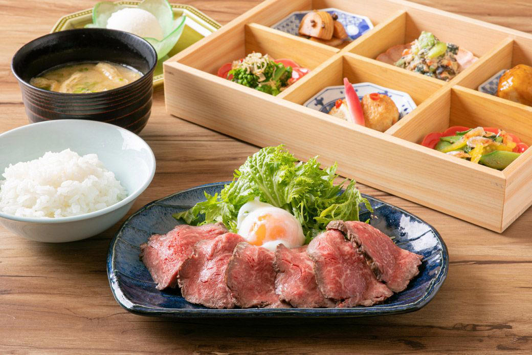 お代わりが止まらない謎の食堂, 家電メーカーが挑んだ「体験価値創造」マーケティング, 25台の炊飯器が毎日フル回転！, 「取扱説明書通り」に炊くことの重要性, ごはんが引き立つおかず選びも, セールスプロモーションから始まった食堂, 「家電メーカーの食堂」だから成功できたワケ