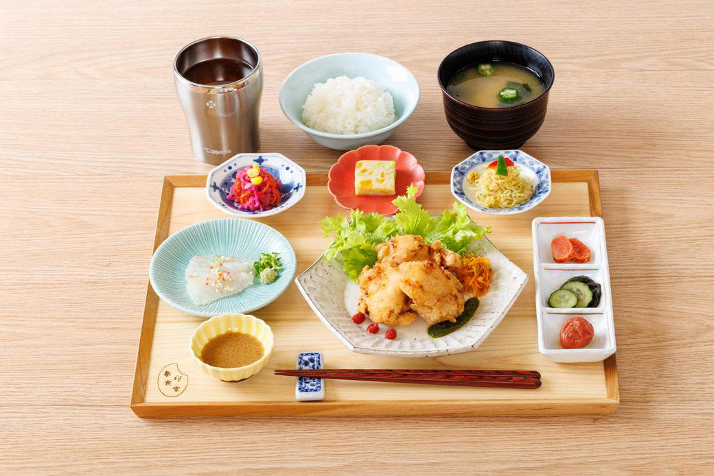 お代わりが止まらない謎の食堂, 家電メーカーが挑んだ「体験価値創造」マーケティング, 25台の炊飯器が毎日フル回転！, 「取扱説明書通り」に炊くことの重要性, ごはんが引き立つおかず選びも, セールスプロモーションから始まった食堂, 「家電メーカーの食堂」だから成功できたワケ