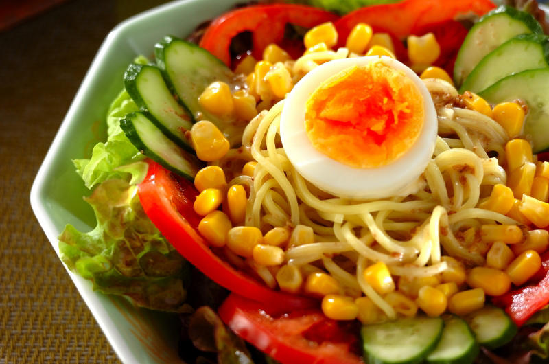 【キュンと酸っぱい】鶏だしレモンの冷やしラーメン, 【野菜たっぷり】北海道の居酒屋定番！ ラーメンサラダ, 麺つゆで本格！ 鶏だしの冷やしつけ麺, トマトカレーつけ麺, やみつき！ ピリ辛ネギチャーシュー