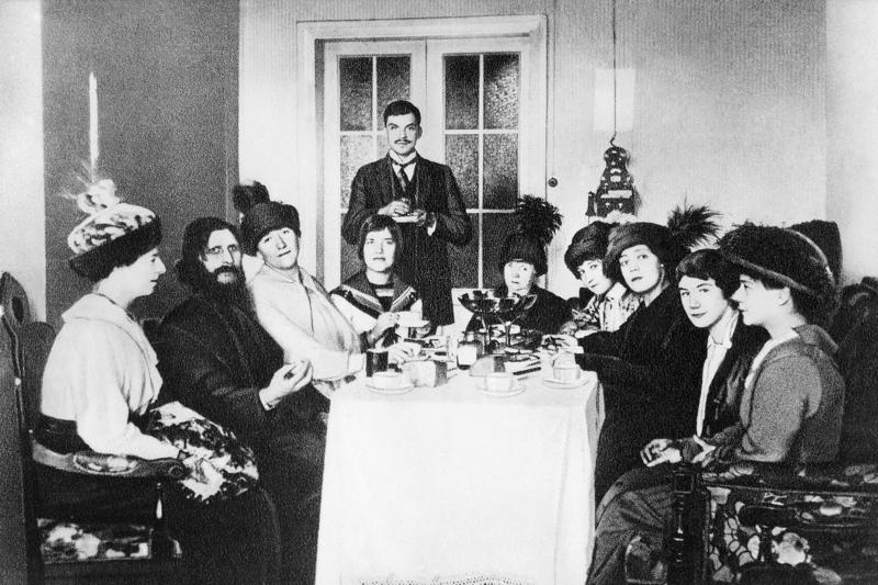 False Doctors, Great Prestige, The Count of Saint-Germain, A Mysterious Figure, John Taylor, Bach and Handel, Franz Anton Mesmer, From Belief to Reality, Rasputin, A Clinical Coincidence, Linda Hazzard: the doctor of hunger, A devastating method, John R. Brinkley: the doctor with goat glands, Brinkley's fame and fall, Andrew Wakefield: a false explanation for autism, Disavowed by his peers