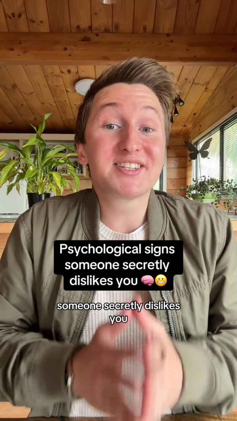 6 signs someone secretly dislikes you, according to psychologists