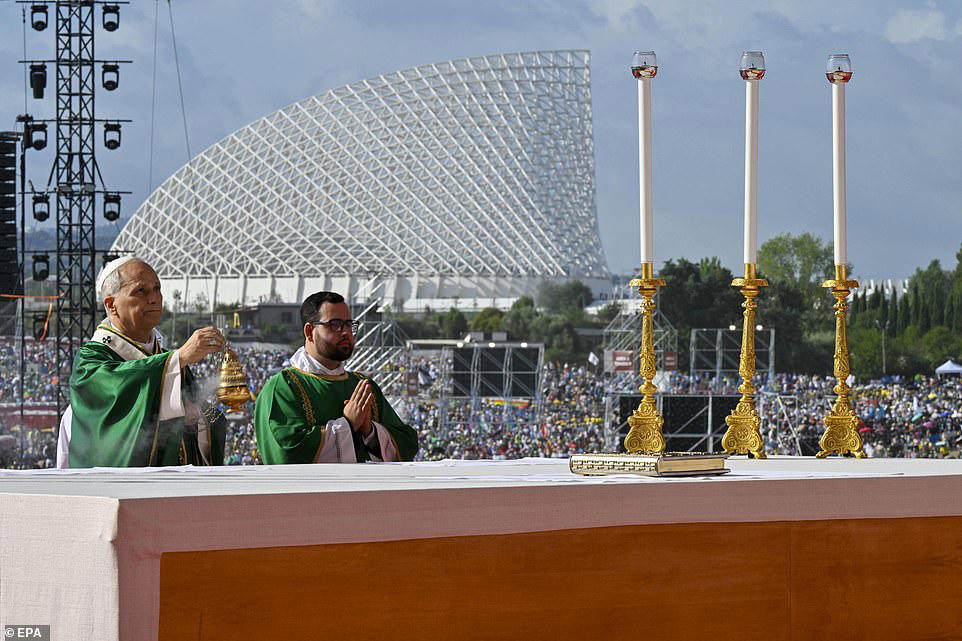 Pope Francis makes helicopter entrance for open-air prayer vigil