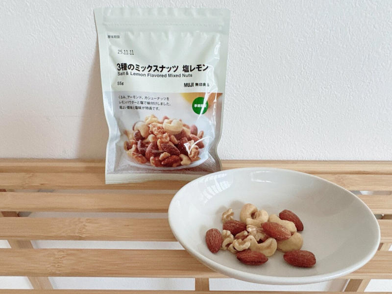 1：ほろ苦さがたまらない「ドライフルーツ」シリーズ（290円）, 2：甘じょっぱい「素材の栄養おやつ たんぱく質 黒豆＆チーズ」（790円）, 3：ちいさなレモンバウム（120円）, 4：おつまみにピッタリ「さかなのソースカツ」（120円）, 5：外はシャリっ、中はしっとり「メロンパン風ビスケット」（120円）, 6：クセになる味の「3種のミックスナッツ＆塩レモン」（290円）, 7：夏限定のさっぱりした「瀬戸内レモンまんじゅう」（450円）, 無印良品の夏おやつをぜひ楽しんで！