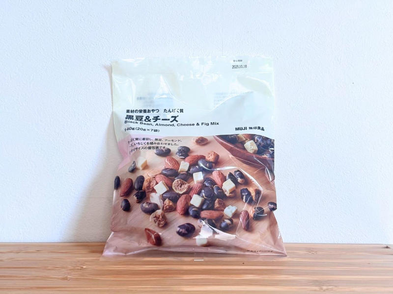 1：ほろ苦さがたまらない「ドライフルーツ」シリーズ（290円）, 2：甘じょっぱい「素材の栄養おやつ たんぱく質 黒豆＆チーズ」（790円）, 3：ちいさなレモンバウム（120円）, 4：おつまみにピッタリ「さかなのソースカツ」（120円）, 5：外はシャリっ、中はしっとり「メロンパン風ビスケット」（120円）, 6：クセになる味の「3種のミックスナッツ＆塩レモン」（290円）, 7：夏限定のさっぱりした「瀬戸内レモンまんじゅう」（450円）, 無印良品の夏おやつをぜひ楽しんで！