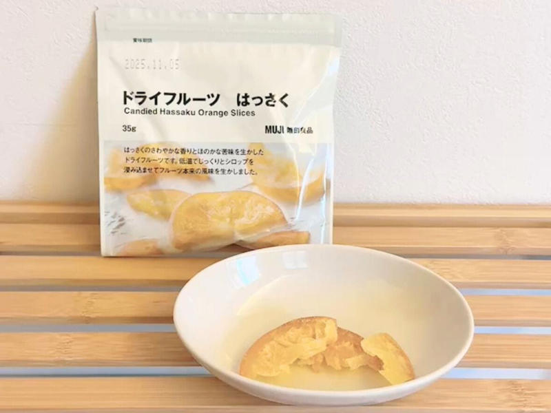1：ほろ苦さがたまらない「ドライフルーツ」シリーズ（290円）, 2：甘じょっぱい「素材の栄養おやつ たんぱく質 黒豆＆チーズ」（790円）, 3：ちいさなレモンバウム（120円）, 4：おつまみにピッタリ「さかなのソースカツ」（120円）, 5：外はシャリっ、中はしっとり「メロンパン風ビスケット」（120円）, 6：クセになる味の「3種のミックスナッツ＆塩レモン」（290円）, 7：夏限定のさっぱりした「瀬戸内レモンまんじゅう」（450円）, 無印良品の夏おやつをぜひ楽しんで！