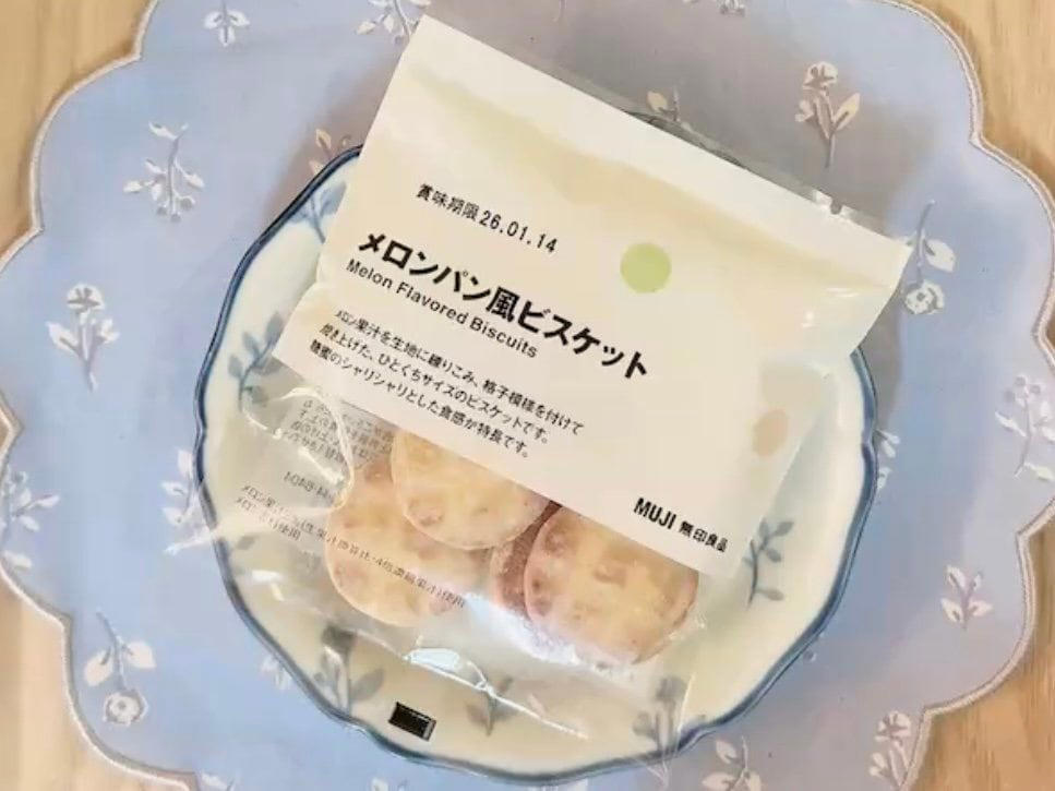 1：ほろ苦さがたまらない「ドライフルーツ」シリーズ（290円）, 2：甘じょっぱい「素材の栄養おやつ たんぱく質 黒豆＆チーズ」（790円）, 3：ちいさなレモンバウム（120円）, 4：おつまみにピッタリ「さかなのソースカツ」（120円）, 5：外はシャリっ、中はしっとり「メロンパン風ビスケット」（120円）, 6：クセになる味の「3種のミックスナッツ＆塩レモン」（290円）, 7：夏限定のさっぱりした「瀬戸内レモンまんじゅう」（450円）, 無印良品の夏おやつをぜひ楽しんで！