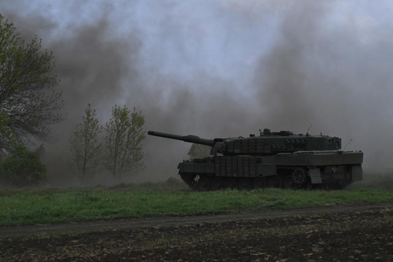 ウクライナの戦場で戦車同士が一騎打ち, 交戦があった場所, 「納屋型戦車」とは？, ドローン相手には有効だが……, 動画に映っていたもの, 機動に手間どる「納屋型戦車」, ウクライナ軍戦車が主砲を発射, 逃走を試みるロシア軍戦車, ロシア軍の戦車は撃破された？, 撃退されたロシア軍部隊