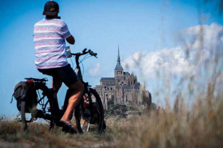 Finding a half-priced alternative, Revolves around a glass-domed indoor water park, Activities, Resort-run restaurants serving holiday staples, Chậteau de Combourg and Mont-Saint-Michel, Hirel beach