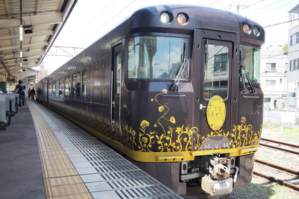 「超グリーン車」と、「グリーン車以上のグリーン車」, あぐらをかける座面, 「日本一“お城に近い駅”」でプチツアー, 「あれ、リクライニングしないの？」