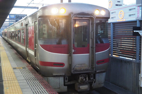 「超グリーン車」と、「グリーン車以上のグリーン車」, あぐらをかける座面, 「日本一“お城に近い駅”」でプチツアー, 「あれ、リクライニングしないの？」