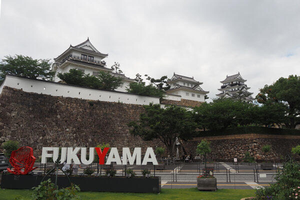 「超グリーン車」と、「グリーン車以上のグリーン車」, あぐらをかける座面, 「日本一“お城に近い駅”」でプチツアー, 「あれ、リクライニングしないの？」
