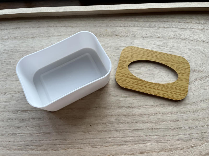 【セリアのティッシュケース】使い方簡単！ 中身だけを活用できる「ティシュー詰め替えケース」, 【セリアのティッシュケース】シンプルに使いやすい「ソフトパックティッシュケース ホワイト」, 【セリアのティッシュケース】ウィリアムモリス柄でおしゃれ「ティッシュカバーボックス」, 【セリアのティッシュケース】筒型で持ち運び便利「ボトル型ティッシュケースケース」, 【セリアのティッシュケース】ボックスティッシュを立てて置ける「ティッシュBOX スタンド」, 【セリアのティッシュケース】ボックスティッシュが小物置きに！「ティッシュBOX 小物トレイ」, 【セリアのティッシュケース】コンパクトサイズ「ポケットティッシュケース」, 【100均】セリアの「ティッシュケース」の売り場はどこ？ 売り切れ？, セリア以外の100均にも「ティッシュケース」は売ってる？ ダイソー、キャンドゥは？, 【100均】セリアには吊り下げやアクリルタイプの「ティッシュケース」も売ってる？ 売り切れ？