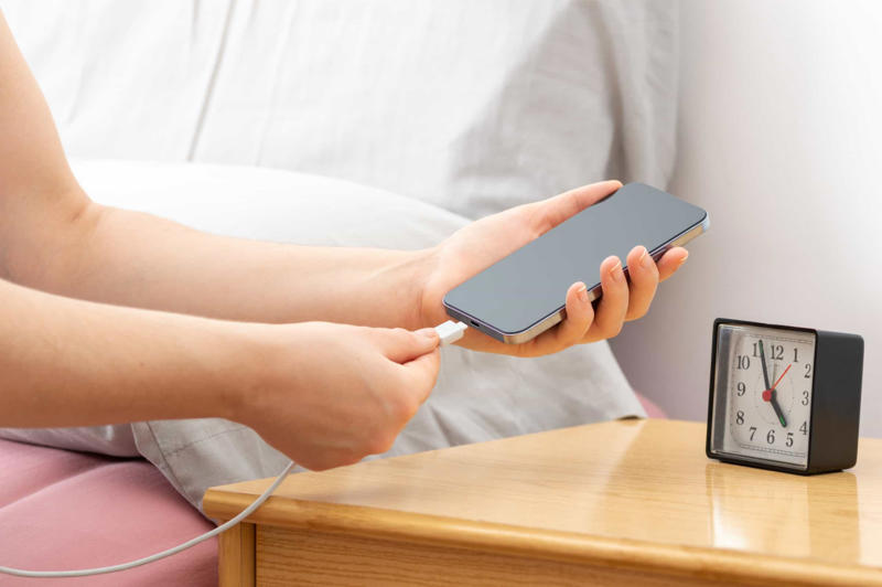 Banish the phone from the bedroom Bad news coming thick and fast, Avoiding updates, Introducing 'doomscrolling', COVID-19 context, Reinforcing negative thoughts, Anxiety and depression trigger, Panic and worry, Impact on sleep, Contradictory posts, Stress hormones, Set yourself a time limit, Banish the phone from the bedroom, Practice mindful reading, Focus on the positives, Take a time-out