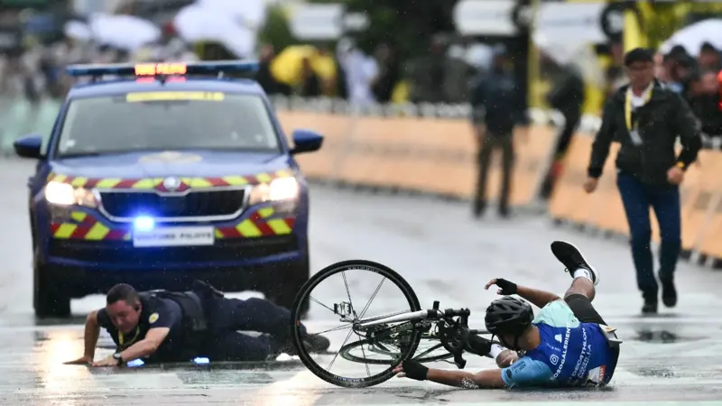ツール・ド・フランス第17ステージは、全体的に静かな印象だった。, ...雨はグラン・ブークルの参加者を助けなかった..., ...多くの幸せそうな家族を見かけた..., ......世界で最も有名なステージレースを愛する人々....。, ...ユニークな衣装も目立った。, 侵入者の1人がすべてを台無しにしようとした......。, サイクリストたちが到着する少し前、男はゴールに向かってペダルを漕いだ。, 警備員が止めに入った。, ...タックルして転倒させ、最悪の事態を回避した。, 勝利を収めたのはジョナサン・ミラノ。, ...グリーンジャージを守った。, ポガチャルがイエロージャージを獲得。