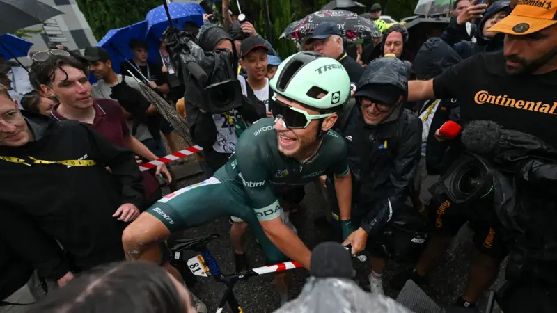 ツール・ド・フランス第17ステージは、全体的に静かな印象だった。, ...雨はグラン・ブークルの参加者を助けなかった..., ...多くの幸せそうな家族を見かけた..., ......世界で最も有名なステージレースを愛する人々....。, ...ユニークな衣装も目立った。, 侵入者の1人がすべてを台無しにしようとした......。, サイクリストたちが到着する少し前、男はゴールに向かってペダルを漕いだ。, 警備員が止めに入った。, ...タックルして転倒させ、最悪の事態を回避した。, 勝利を収めたのはジョナサン・ミラノ。, ...グリーンジャージを守った。, ポガチャルがイエロージャージを獲得。