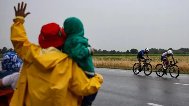 ツール・ド・フランス第17ステージは、全体的に静かな印象だった。, ...雨はグラン・ブークルの参加者を助けなかった..., ...多くの幸せそうな家族を見かけた..., ......世界で最も有名なステージレースを愛する人々....。, ...ユニークな衣装も目立った。, 侵入者の1人がすべてを台無しにしようとした......。, サイクリストたちが到着する少し前、男はゴールに向かってペダルを漕いだ。, 警備員が止めに入った。, ...タックルして転倒させ、最悪の事態を回避した。, 勝利を収めたのはジョナサン・ミラノ。, ...グリーンジャージを守った。, ポガチャルがイエロージャージを獲得。