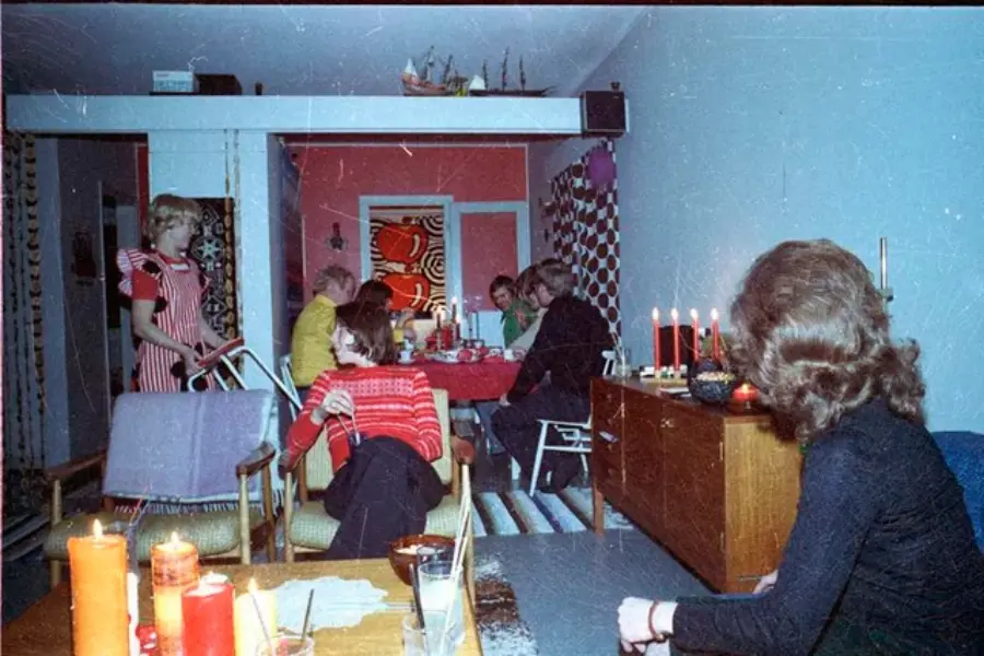 9. Candlelit Conversations and Cozy Vibes at a 1976 House Party 1. Queen Was on Fire in 1976, Even if the Hairstyles Were Questionable, 2. The Hudson River Lit Up with Boats and Patriotism on the 4th of July, 1976, 3. Barefoot and Beaming, Locals Paraded with Pride Through Pickering Beach in 1976, 4. A Helpful Hand at Kmart's Camera Counter as Film Photography Ruled 1976, 5. A Snapshot of LA Youth in the Summer of '76, 6. Festive Fries and Holiday Cheer at McDonald's in the Heart of the Seventies, 7. Marching to the Beat of Freedom During the 1976 Bicentennial Celebration, 8. A Fall Night on Broadway and 44th in 1976 Manhattan, 9. Candlelit Conversations and Cozy Vibes at a 1976 House Party, 10. This Toddler Had Style to Spare in 1976, 11. Lazy Beach Days and Summer Love in South Shields, 1976, 12. Packed Nights and Rock 'n' Roll Vibes Inside Max's Kansas City, NYC, 1976, 13. Americans Gather Around the Bicentennial "Freedom Train" Carrying Priceless Pieces of History, 14. Teenage Love Caught on Camera in a Quiet New York Room, 1976, 15. Chaos and Cheers at the Battle Royal in L.A.'s Olympic Auditorium, 16. Jodie Foster Stuns at Just 14 in the Gritty Classic Taxi Driver, 1976, 17. The Power of Christ Compels You at Detroit’s Infamous Exorcist Lounge, 1976, 18. Arcade Dreams and Mall Magic Collide at Old Chicago in 1976, 19. School Vaccinations in 1976 Highland Park, 20. Dancing in the Streets of Brooklyn During A Joyful Block Party Moment in 1976, 21. Serving Up Street Flavor Outside the Met on a Summer Day in 1976, 22. A Group of Kids Waits Patiently for the Subway in a Gritty 1976 New York City, 23. Neighborhood Kids Gear Up for Halloween With Their Spookiest Masks in 1976, 24. President Jimmy Carter Casually Hops a Fence at LaGuardia Airport With an Aide, 1976, 25. Dining Above the Clouds at Windows on the World, 1976, 26. David Bowie in 1976, Redefining Cool with Every Glance, 27. AC/DC Rocking Their Way to Global Fame in 1976, 28. A Young Woman Hitchhiking Through Florida's Sun-Soaked Highways in 1976, 29. A Group of Young Concertgoers Soaking Up the Vibes in Ohio, 30. A Surprising Snapshot of Hollywood Charm, 31. When Superheroes Took the Plunge at SeaWorld's Wild 1976 Show, 32. Charlie's Angels Redefined Cool and Confidence in 1976, 33. Kiss Turns Heads While Strutting Through NYC in Full Costume, 1976