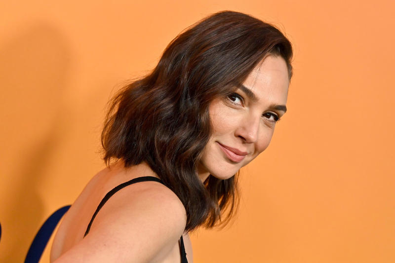 I stand with Israel High expectations, low revenues, A series of controversies, Bad judgement, 'Old-fashioned' and 'weird', Meeting of the generations, Clash of cultures, I stand with Israel, Changing the Snow White stereotype?, Snow White is left without her seven dwarfs, Adopting a new approach, Put aside romance, They change tunes, No mention of Gal Gadot, Separate promotion