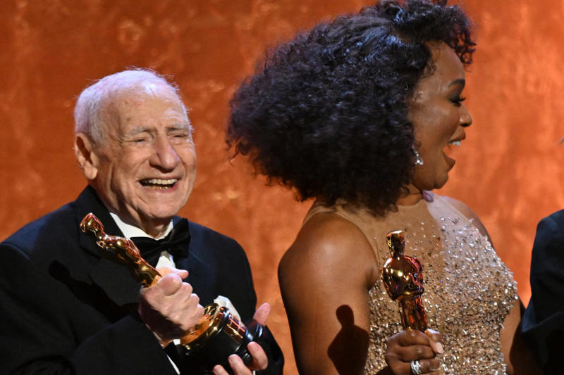 Olivia de Havilland: 104 years without a hair out of place, Norman Lloyd: The actor who worked until 100, Kirk Douglas: The 103-year-old Spartacus, Bob Hope: The comedian who exhausted the calendar, Zsa Zsa Gabor: Glamour until 99, Betty White: The age-defying queen of comedy, Mel Brooks: Still alive, still mocking death, Harry Belafonte: 96 years of rhythm and protest, Angela Lansbury: The lady who solved crimes and birthdays, Tony Bennett: In tune until 96