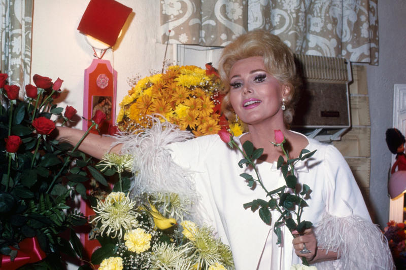 Olivia de Havilland: 104 years without a hair out of place, Norman Lloyd: The actor who worked until 100, Kirk Douglas: The 103-year-old Spartacus, Bob Hope: The comedian who exhausted the calendar, Zsa Zsa Gabor: Glamour until 99, Betty White: The age-defying queen of comedy, Mel Brooks: Still alive, still mocking death, Harry Belafonte: 96 years of rhythm and protest, Angela Lansbury: The lady who solved crimes and birthdays, Tony Bennett: In tune until 96
