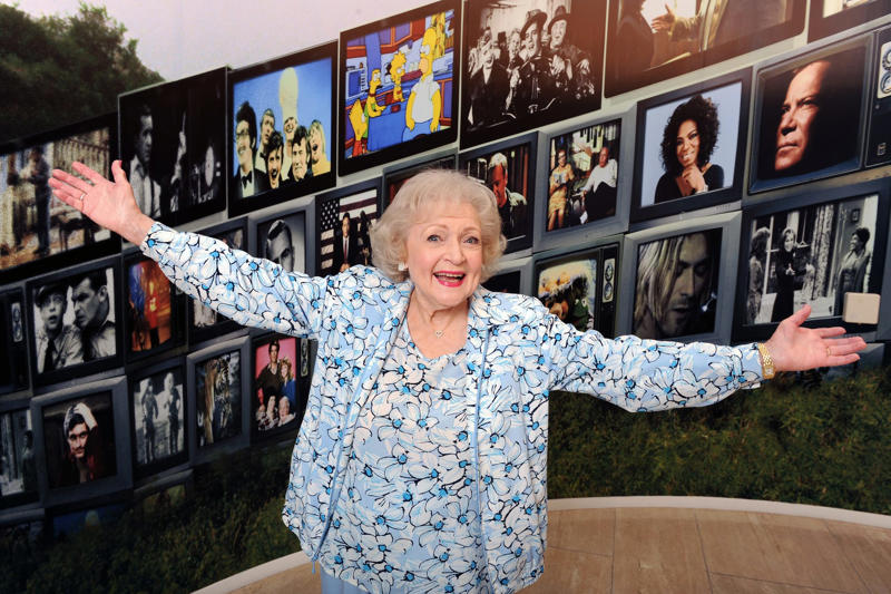 Olivia de Havilland: 104 years without a hair out of place, Norman Lloyd: The actor who worked until 100, Kirk Douglas: The 103-year-old Spartacus, Bob Hope: The comedian who exhausted the calendar, Zsa Zsa Gabor: Glamour until 99, Betty White: The age-defying queen of comedy, Mel Brooks: Still alive, still mocking death, Harry Belafonte: 96 years of rhythm and protest, Angela Lansbury: The lady who solved crimes and birthdays, Tony Bennett: In tune until 96