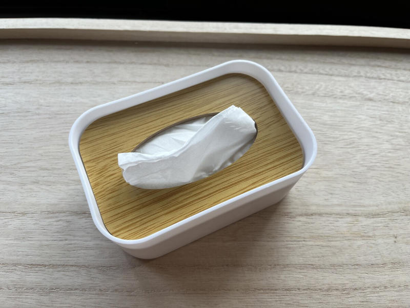 【セリアのティッシュケース】使い方簡単！ 中身だけを活用できる「ティシュー詰め替えケース」, 【セリアのティッシュケース】シンプルに使いやすい「ソフトパックティッシュケース ホワイト」, 【セリアのティッシュケース】ウィリアムモリス柄でおしゃれ「ティッシュカバーボックス」, 【セリアのティッシュケース】筒型で持ち運び便利「ボトル型ティッシュケースケース」, 【セリアのティッシュケース】ボックスティッシュを立てて置ける「ティッシュBOX スタンド」, 【セリアのティッシュケース】ボックスティッシュが小物置きに！「ティッシュBOX 小物トレイ」, 【セリアのティッシュケース】コンパクトサイズ「ポケットティッシュケース」, 【100均】セリアの「ティッシュケース」の売り場はどこ？ 売り切れ？, セリア以外の100均にも「ティッシュケース」は売ってる？ ダイソー、キャンドゥは？, 【100均】セリアには吊り下げやアクリルタイプの「ティッシュケース」も売ってる？ 売り切れ？