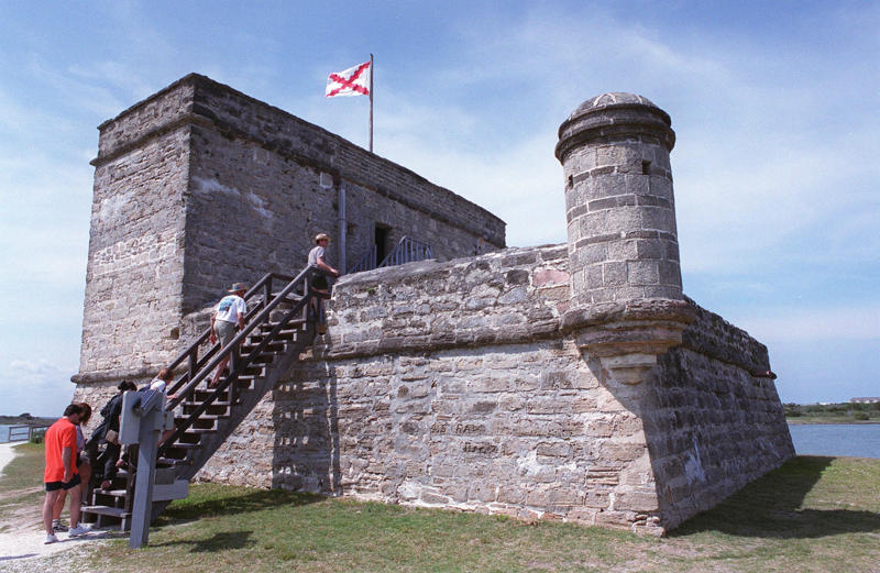 Does Florida have any castles?, How many castles are in St. Augustine, Florida?, Can you still visit Coral Castle in Florida?, Can you go inside the tower at Bok Tower Gardens?, What is the story behind Solomon's Castle in Florida?