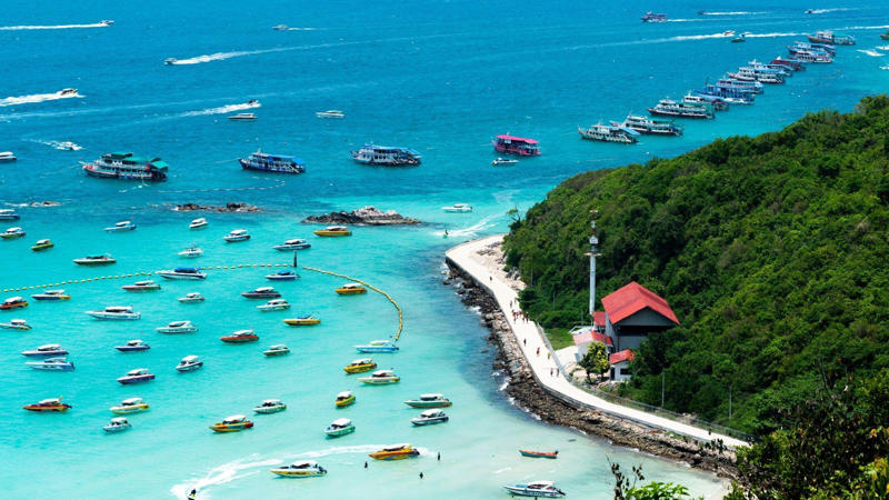 Pattaya, on the other hand, provides a beachy getaway with opportunities for relaxation and leisure. Some popular activities in Thailand include visiting floating markets, taking day trips to coral islands, and enjoying evening cruises, which allow for a mix of sightseeing and downtime. (Image: Canva)