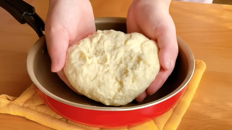 1．ボウルにホットケーキミックス・塩・水を入れてまぜる, 2．油をひいたフライパンに①の生地をのせて広げる, 3．2の生地にチーズをのせて包む, 4．フタをして弱火で両面を焼く