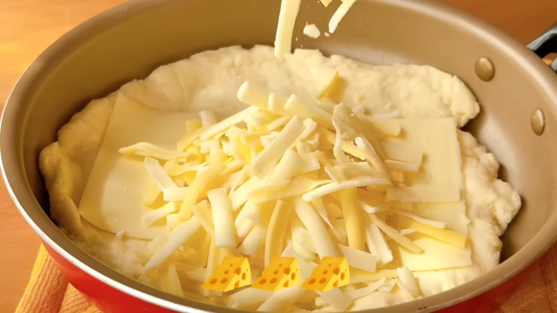 1．ボウルにホットケーキミックス・塩・水を入れてまぜる, 2．油をひいたフライパンに①の生地をのせて広げる, 3．2の生地にチーズをのせて包む, 4．フタをして弱火で両面を焼く