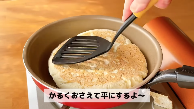 1．ボウルにホットケーキミックス・塩・水を入れてまぜる, 2．油をひいたフライパンに①の生地をのせて広げる, 3．2の生地にチーズをのせて包む, 4．フタをして弱火で両面を焼く