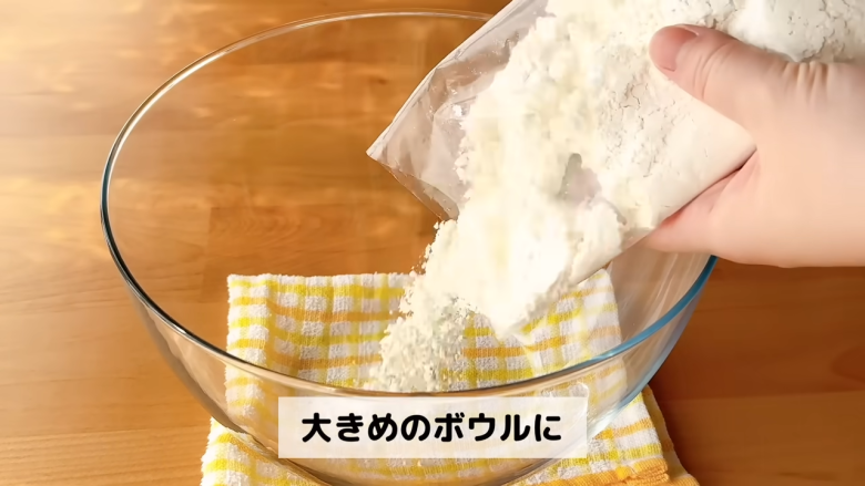1．ボウルにホットケーキミックス・塩・水を入れてまぜる, 2．油をひいたフライパンに①の生地をのせて広げる, 3．2の生地にチーズをのせて包む, 4．フタをして弱火で両面を焼く