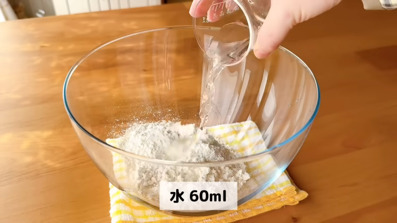 1．ボウルにホットケーキミックス・塩・水を入れてまぜる, 2．油をひいたフライパンに①の生地をのせて広げる, 3．2の生地にチーズをのせて包む, 4．フタをして弱火で両面を焼く
