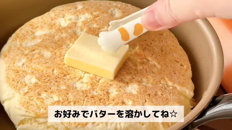 1．ボウルにホットケーキミックス・塩・水を入れてまぜる, 2．油をひいたフライパンに①の生地をのせて広げる, 3．2の生地にチーズをのせて包む, 4．フタをして弱火で両面を焼く