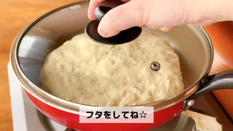 1．ボウルにホットケーキミックス・塩・水を入れてまぜる, 2．油をひいたフライパンに①の生地をのせて広げる, 3．2の生地にチーズをのせて包む, 4．フタをして弱火で両面を焼く