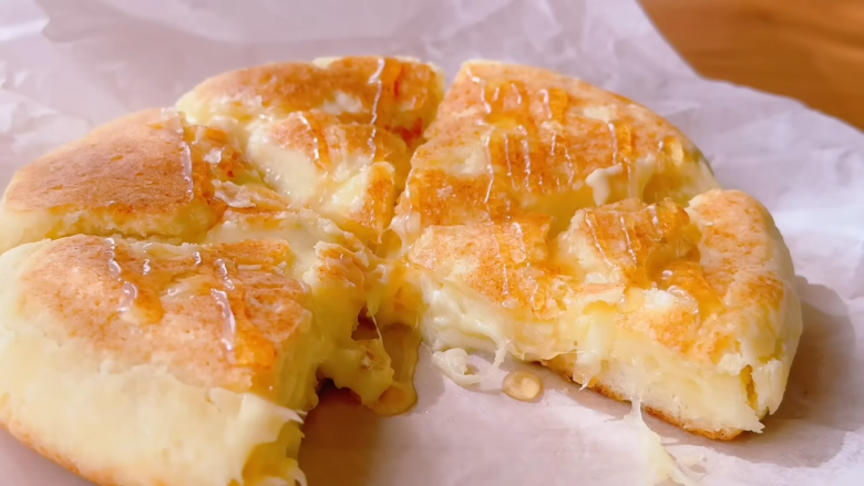 1．ボウルにホットケーキミックス・塩・水を入れてまぜる, 2．油をひいたフライパンに①の生地をのせて広げる, 3．2の生地にチーズをのせて包む, 4．フタをして弱火で両面を焼く