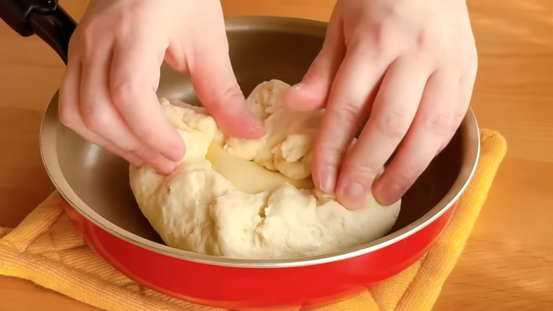 1．ボウルにホットケーキミックス・塩・水を入れてまぜる, 2．油をひいたフライパンに①の生地をのせて広げる, 3．2の生地にチーズをのせて包む, 4．フタをして弱火で両面を焼く