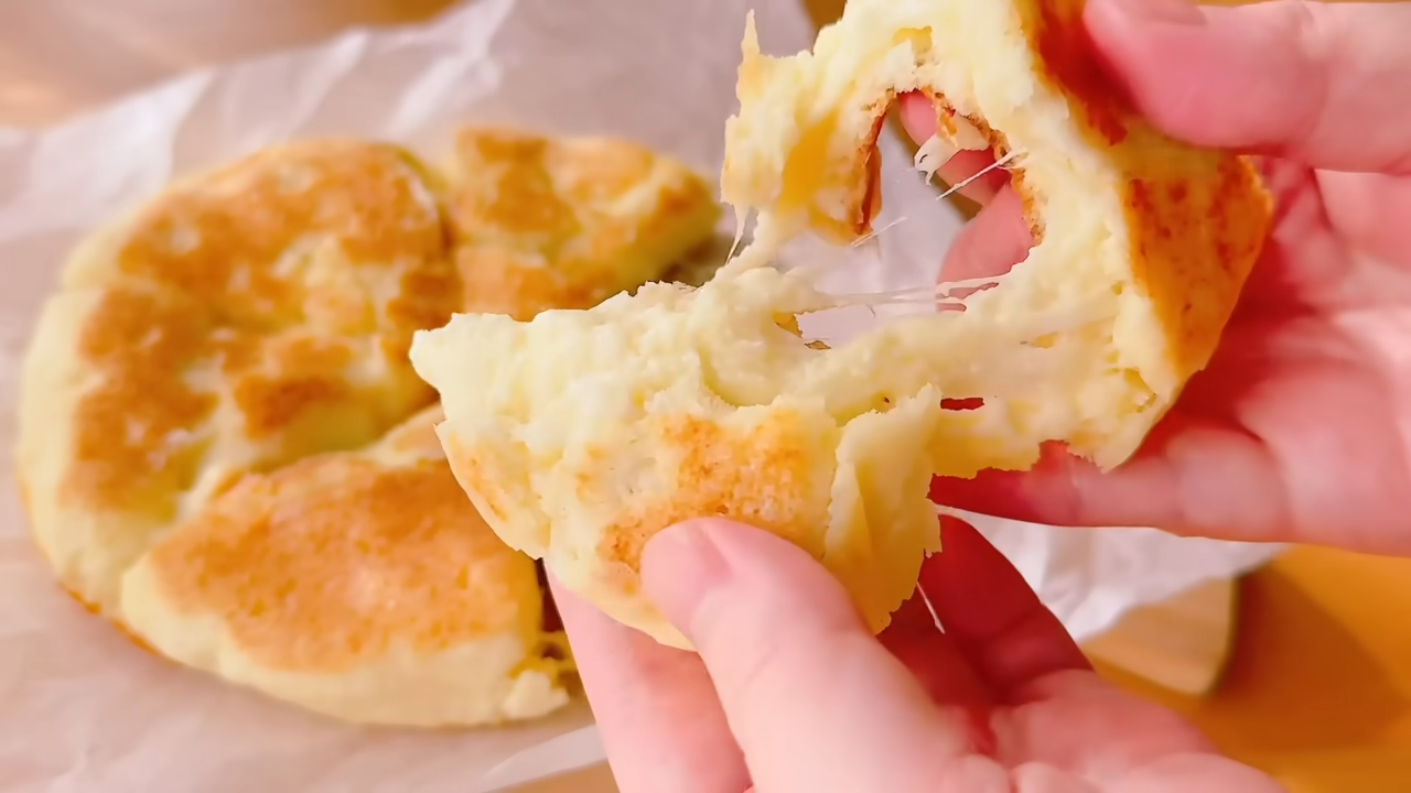 1．ボウルにホットケーキミックス・塩・水を入れてまぜる, 2．油をひいたフライパンに①の生地をのせて広げる, 3．2の生地にチーズをのせて包む, 4．フタをして弱火で両面を焼く