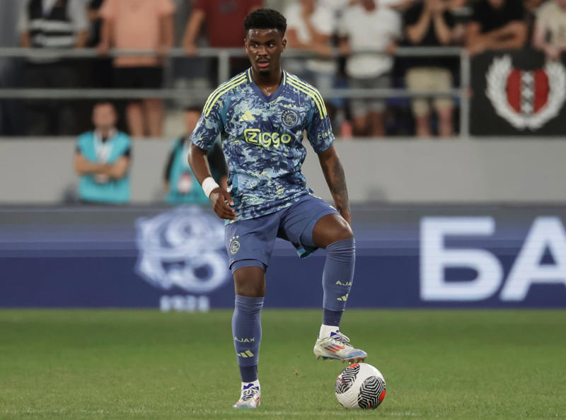 Transfer news, rumours and done deals, Amorim outlines key aspect he's looking for in new signings, Atlanta United agree deal for Alzate, Howe on Isak's future, Manchester United prioritising Benjamin Sesko, James Trafford completes return to Manchester City after snubbing Newcastle, Borussia Dortmund interested in Sancho, Napoli considering Sterling and Grealish?, Tottenham preparing bid for Palhinha, Ugarte says United players believe in Amorim, Nunez targeted by Milan and Juve, Villa & Newcastle to fight for Calvert-Lewin?, Fulham still interested in Nelson, Amorim 'really happy' with Hojlund, Man Utd told Ollie Watkins is 'not for sale' after initial approach, Sunderland sign Xhaka, Rodrygo to Liverpool?, Premier League clubs battle for centre-back, Manchester United make offer for Hjulmand, Man Utd exploring swap deals with Chelsea and Aston Villa for Garnacho, City re-sign Trafford from Burnley, When will Viktor Gyokeres make his Arsenal debut?, Everton agree deal to sign Aznou, Newcastle owners to block Isak move?, PSG close to agreement for Chevalier, Ramsdale undergoes Newcastle medical, United 'lead race' for Donnarumma and eye Pope, Antony targeted by Saudi club, Chelsea book in medical for Hato, The logic behind Liverpool’s decision to sell Luis Diaz, Liverpool sell Luis Diaz to Bayern Munich, Chelsea readying opening offer for Simons?, Luis Diaz leaves Liverpool and completes Bayern Munich move, Rangers close in on Spurs' Moore, City reject £25m offer from Forest for McAtee, Everton plot shock move for Man City forward Jack Grealish, Leipzig using Ekitike fee as benchmark?, Manchester United in talks over Sesko, Forest making progress in Ndoye deal, Liverpool 'agree personal terms' deal with Isak, Eze keen on Arsenal move, Transfer news live