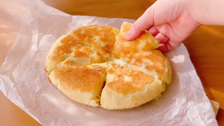 1．ボウルにホットケーキミックス・塩・水を入れてまぜる, 2．油をひいたフライパンに①の生地をのせて広げる, 3．2の生地にチーズをのせて包む, 4．フタをして弱火で両面を焼く