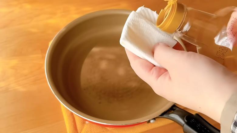 1．ボウルにホットケーキミックス・塩・水を入れてまぜる, 2．油をひいたフライパンに①の生地をのせて広げる, 3．2の生地にチーズをのせて包む, 4．フタをして弱火で両面を焼く