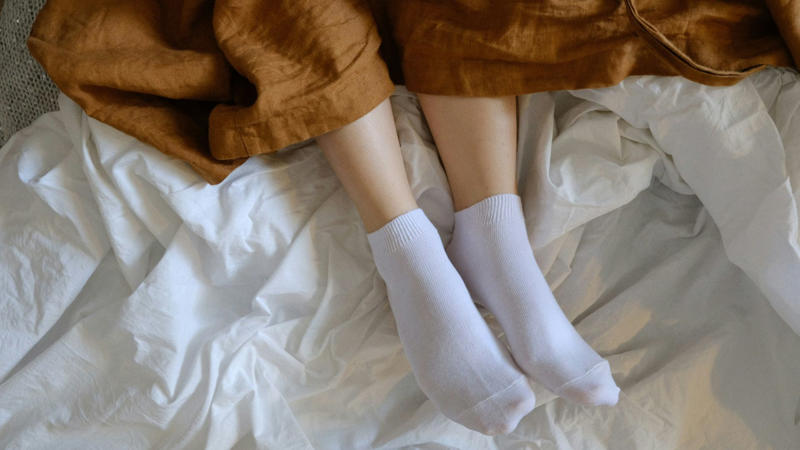7. Restless Legs At Night 1. Pale Or Yellowish Skin, 2. Constant Fatigue, 3. Frequent Headaches Or Dizziness, 4. Shortness Of Breath, 5. Brittle Nails Or Hair Loss, 6. Rapid Heartbeat, 7. Restless Legs At Night, 8. Craving Ice Or Dirt, 9. Cold Hands And Feet, 10. Tongue Swelling Or Soreness, 1. Spinach, 2. Red Meat (Beef Or Lamb), 3. Lentils, 4. Fortified Cereals, 6. Pumpkin Seeds, 7. Chicken Liver, 8. Cashews, 9. Chickpeas, 10. Sardines
