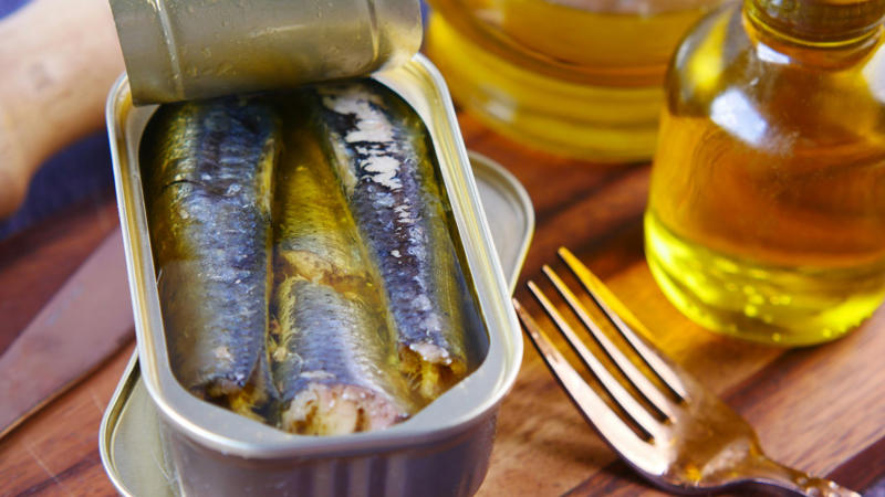 10. Sardines 1. Pale Or Yellowish Skin, 2. Constant Fatigue, 3. Frequent Headaches Or Dizziness, 4. Shortness Of Breath, 5. Brittle Nails Or Hair Loss, 6. Rapid Heartbeat, 7. Restless Legs At Night, 8. Craving Ice Or Dirt, 9. Cold Hands And Feet, 10. Tongue Swelling Or Soreness, 1. Spinach, 2. Red Meat (Beef Or Lamb), 3. Lentils, 4. Fortified Cereals, 6. Pumpkin Seeds, 7. Chicken Liver, 8. Cashews, 9. Chickpeas, 10. Sardines