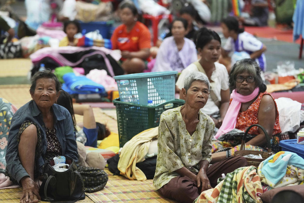 UN Security Council urges restraint by both sides, Clashes break out across border areas, Thousands flee villages near the border, ASEAN chair calls for calm, It's the latest flareup in longstanding border tensions