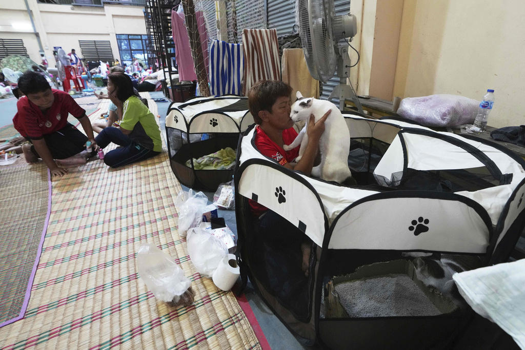 UN Security Council urges restraint by both sides, Clashes break out across border areas, Thousands flee villages near the border, ASEAN chair calls for calm, It's the latest flareup in longstanding border tensions