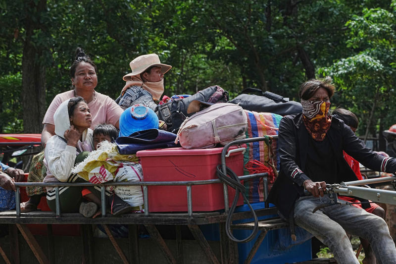 UN Security Council urges restraint by both sides, Clashes break out across border areas, Thousands flee villages near the border, Asean chair calls for calm, It’s the latest flareup in longstanding border tensions