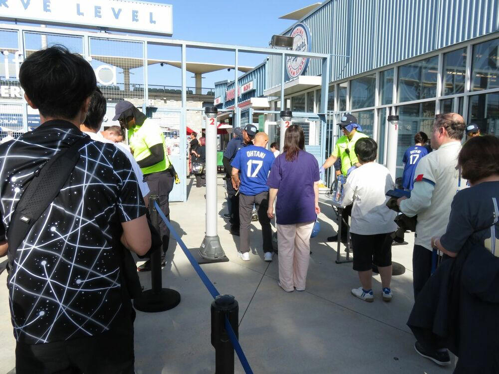 ドジャースタジアムの厳格な手荷物検査, 「大谷翔平」だけじゃないツアーの中身, 企業の視察旅行にもドジャース観戦が入る, 大谷翔平を追うリピーターも増えた, ロサンゼルスは危ない町なのか？, 「大谷翔平ブーム」はいつまで続くか
